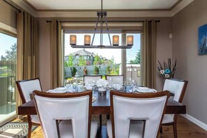 Dining - Cozy & Luxurious Ridge Home - Pet Friendly (Cochrane)
