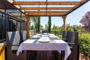 Outdoor dining - Cozy & Luxurious Ridge Home - Pet Friendly (Cochrane)
