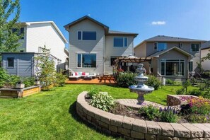 Exterior - Cozy & Luxurious Ridge Home - Pet Friendly (Cochrane)
