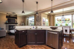 Interior - Cozy & Luxurious Ridge Home - Pet Friendly (Cochrane)