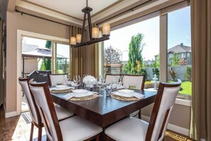 Dining - Cozy & Luxurious Ridge Home - Pet Friendly (Cochrane)