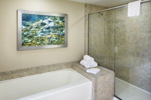 Haartrockner, Handtücher, Seife, Toilettenpapier