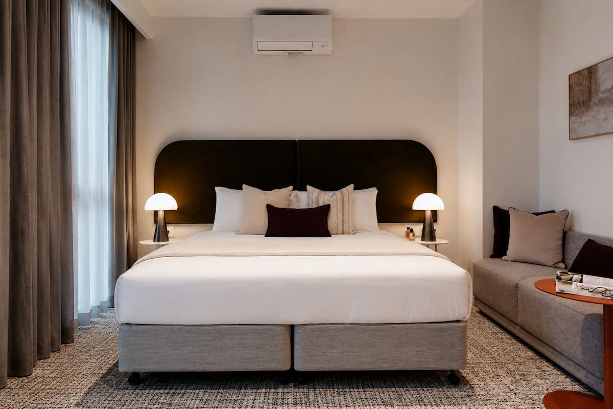 Studio Apartment - Accessible | Bộ đồ giường cao cấp, nệm có lớp đệm bông, két bảo mật tại phòng