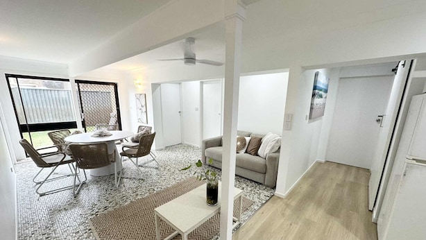 Un apartamento moderno con comedor, sofá y cocina.
