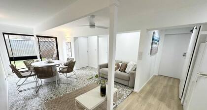 Golden Beach Vibes! Short walk to the river and beach along the esplanade.