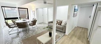 Golden Beach Vibes! Short walk to the river and beach along the esplanade.