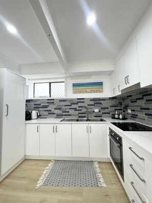 Private kitchen - Golden Beach Vibes! Short walk to the river and beach along the esplanade. (Golden Beach)