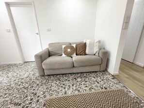 Smart TV - Golden Beach Vibes! Short walk to the river and beach along the esplanade. (Golden Beach)