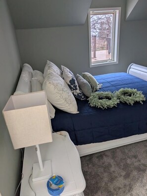 Een bureau, een strijkplank/strijkijzer, reisbedje, gratis wifi