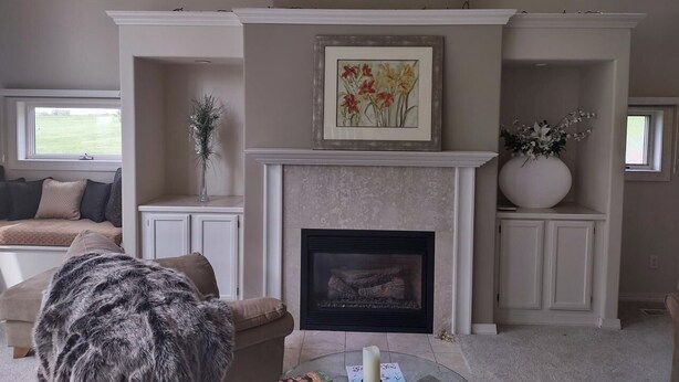 A living room with a fireplace, a sofa, a coffee table, and a large vase. - Valley View Bed and Breakfast (Kiron)