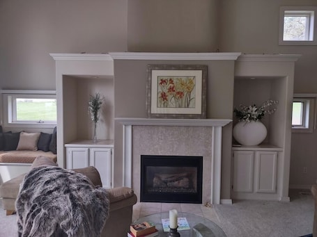 Smart TV, chimenea, libros y oficina . Valley View Bed and Breakfast