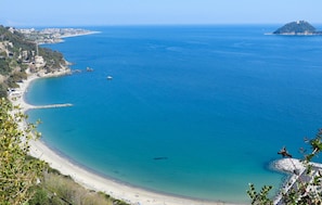 A coastal landscape with a beach, clear blue sea, and a small island in the distance. - 3 bedroom beautiful apartment in Marina di Andora (Marina di Andora)