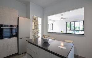 Refrigerador, parrilla de estufa, lavavajillas y cafetera y tetera