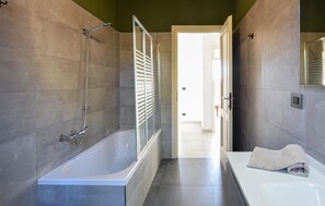 Shower, hair dryer - 3 bedroom beautiful apartment in Marina di Andora (Marina di Andora)