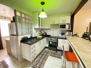 Microwave, oven - Beachfront House, Flamengo Beach, Salvador. (Salvador)