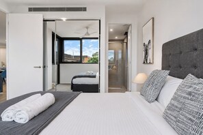 Tabla de planchar con plancha, wifi y ropa de cama 