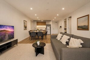 TV - Riverside Modern 2BR East Brisbane w/Parking (East Brisbane)