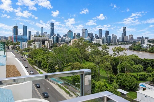 Riverside Modern 2BR East Brisbane w/Parking