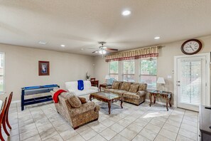 TV, table football - 3BR Home w, foosball! Close to Six Flags (San Antonio)