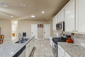 Fridge, microwave, oven, stovetop - 3BR Home w, foosball! Close to Six Flags (San Antonio)