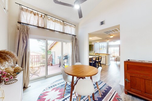 Dog-friendly condo with a gas fireplace, washer/dryer, AC, & cable TV