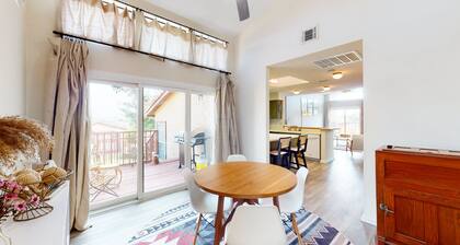 Dog-friendly condo with a gas fireplace, washer/dryer, AC, & cable TV