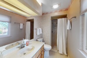 Shower, towels - Dog-friendly condo with a gas fireplace, washer/dryer, AC, & cable TV (Canyon Lake)