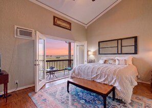 Free WiFi, bed sheets - Lake-View All-Suite Retreat - Near Marina, Beach, Dining & Outdoor Activities (Canyon Lake)