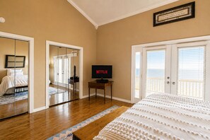 2 bedrooms, free WiFi, bed sheets - Cozy 2-Story Condo | 2BR w/ Lake Views | Close to Dinning & Shopping (Canyon Lake)