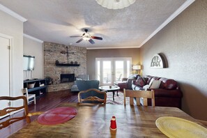 TV, DVD player - Lake-View All-Suite Retreat - Near Marina, Beach, Dining & Outdoor Activities (Canyon Lake)