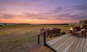 Terrace/patio - Lake-View All-Suite Retreat - Near Marina, Beach, Dining & Outdoor Activities (Canyon Lake)