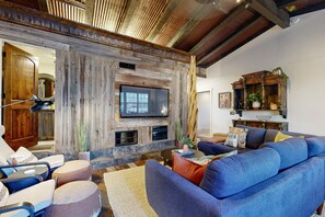 TV - Newly renovated rustic home with deck by Horseshoe and Tubing (Canyon Lake)