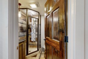 Shower, towels - Newly renovated rustic home with deck by Horseshoe and Tubing (Canyon Lake)