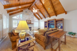 TV, fireplace - 5-acre Hill Country home with views & outdoor entertaining - dog-friendly (Canyon Lake)