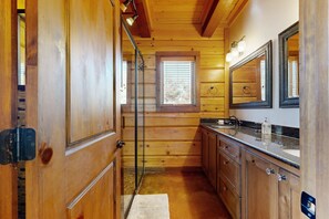 Shower, towels - Luxe Lake Living with Bonus Bunk Area & Private Boat Parking - Dogs Welcome (Canyon Lake)