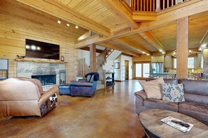 TV, fireplace, ping pong, books - Luxe Lake Living with Bonus Bunk Area & Private Boat Parking - Dogs Welcome (Canyon Lake)