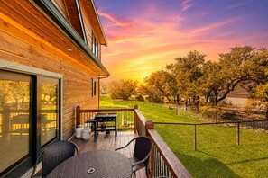 Outdoor dining - Luxe Lake Living with Bonus Bunk Area & Private Boat Parking - Dogs Welcome (Canyon Lake)