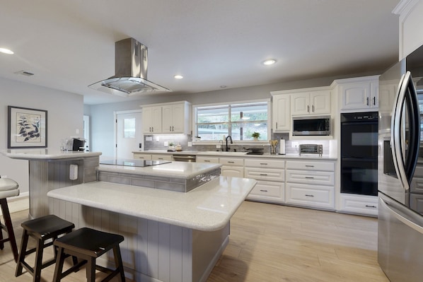 Fridge, microwave, oven, stovetop - Spacious house with living room, kitchen, balcony and Hill country views (Canyon Lake)