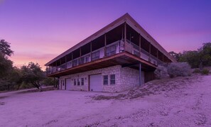 Exterior - Spacious house with living room, kitchen, balcony and Hill country views (Canyon Lake)