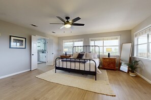 3 bedrooms, free WiFi, bed sheets - Spacious house with living room, kitchen, balcony and Hill country views (Canyon Lake)