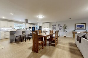 Interior - Spacious house with living room, kitchen, balcony and Hill country views (Canyon Lake)