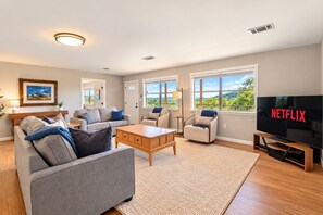 Un salon moderne comprenant un canapé, une table basse et un téléviseur.