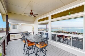 Outdoor dining - Spacious l Beautiful views l Gameroom l Dog-friendly (Canyon Lake)