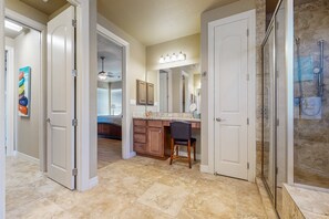 Shower, towels - Spacious l Beautiful views l Gameroom l Dog-friendly (Canyon Lake)