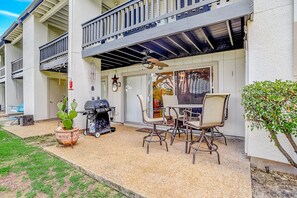 Outdoor dining - Lakeview ground-floor condo with pool, tennis, and grill access - dog-friendly (Canyon Lake)