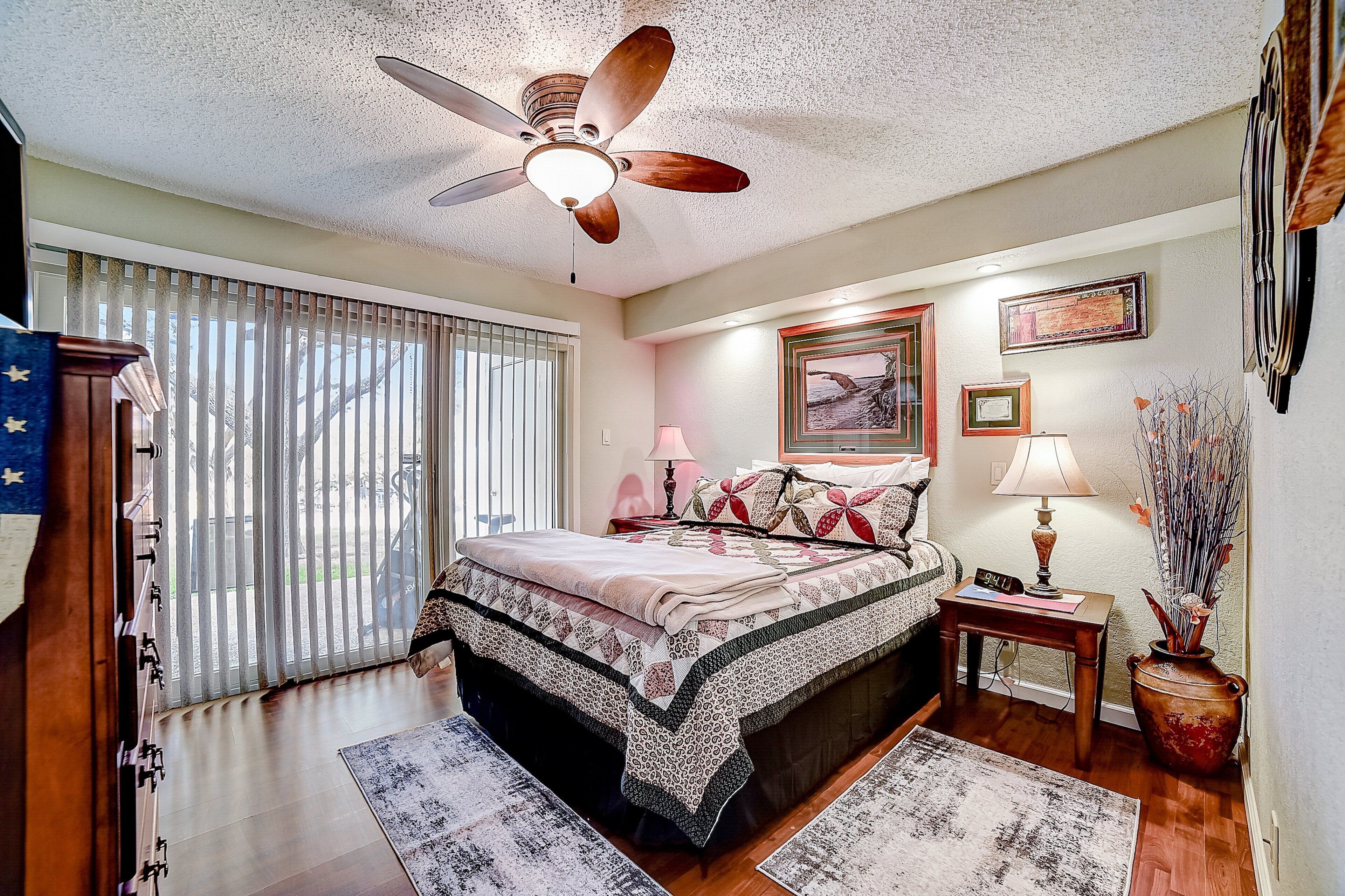 Free WiFi, bed sheets - Lakeview ground-floor condo with pool, tennis, and grill access - dog-friendly (Canyon Lake)