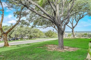 Property grounds - Lakeview ground-floor condo with pool, tennis, and grill access - dog-friendly (Canyon Lake)