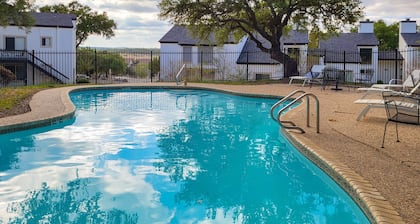 Lakeview ground-floor condo with pool, tennis, and grill access - dog-friendly