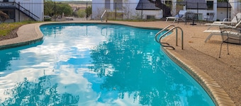 Lakeview ground-floor condo with pool, tennis, and grill access - dog-friendly