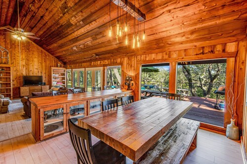 Hill country gem with private pool, deck, firepit, Ping-Pong, foosball, & WiFi